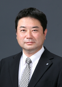 代表取締役社長　松岡　滋治